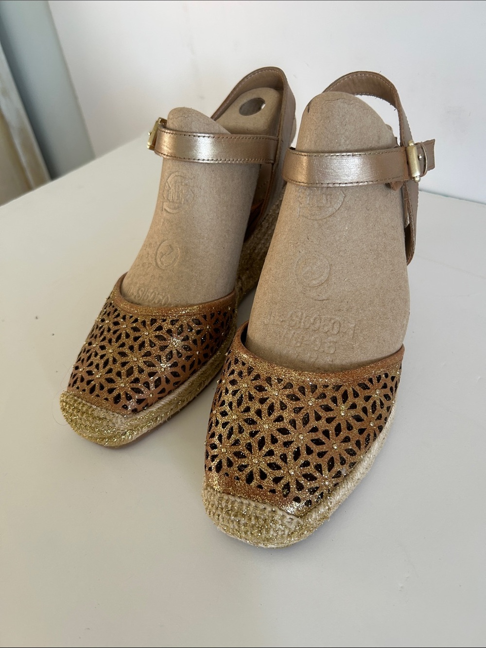 Hush Puppies Espadrille Artist Decorated Gold Wedges One of a Kind NWT SZ 10